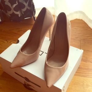 Nude pumps